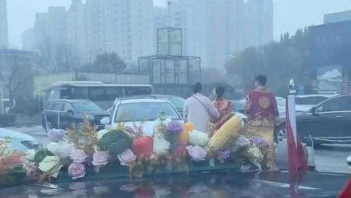 Xe cưới bị nhóm côn đồ chặn lại giữa đường đòi tiền, cô dâu khóc tức tưởi bỏ đi Ảnh 1