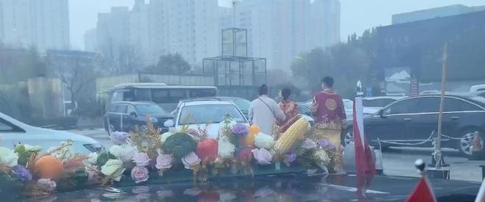 Xe cưới bị nhóm côn đồ chặn lại giữa đường đòi tiền, cô dâu khóc tức tưởi bỏ đi Ảnh 2