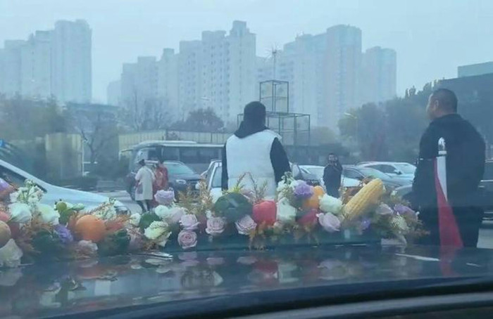 Xe cưới bị nhóm côn đồ chặn lại giữa đường đòi tiền, cô dâu khóc tức tưởi bỏ đi Ảnh 3