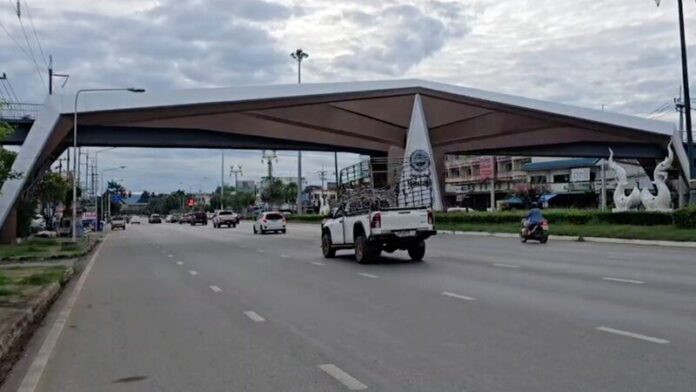 Cặp vợ chồng lấy cầu vượt làm nhà ở suốt 3 tháng, phơi quần áo tràn lan hai bên Ảnh 4