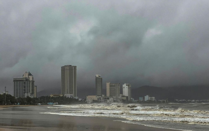 Biển Quy Nhơn dậy sóng trước thời điểm bão số 13 đổ bộ. (Nguồn: Tiền phong)