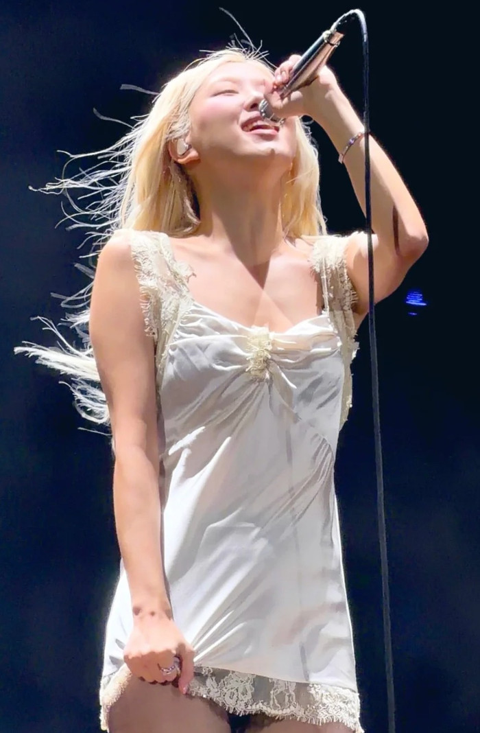 Nữ ca sĩ đang biểu diễn thì bị gió thổi tốc váy, để lộ quần bảo hộ bên trong Ảnh 4