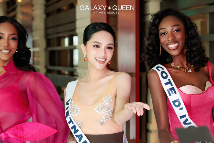 Hương Giang thể hiện sự thân thiện, cởi mở khi giao lưu với thí sinh khác. Ảnh: Galaxy Queen