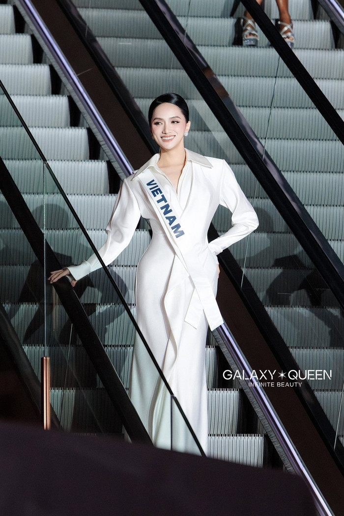 Bộ đồ trắng Hương Giang mới diện vào ngày 6/11 trong một hoạt động tại Miss Universe. Ảnh: Galaxy Queen
