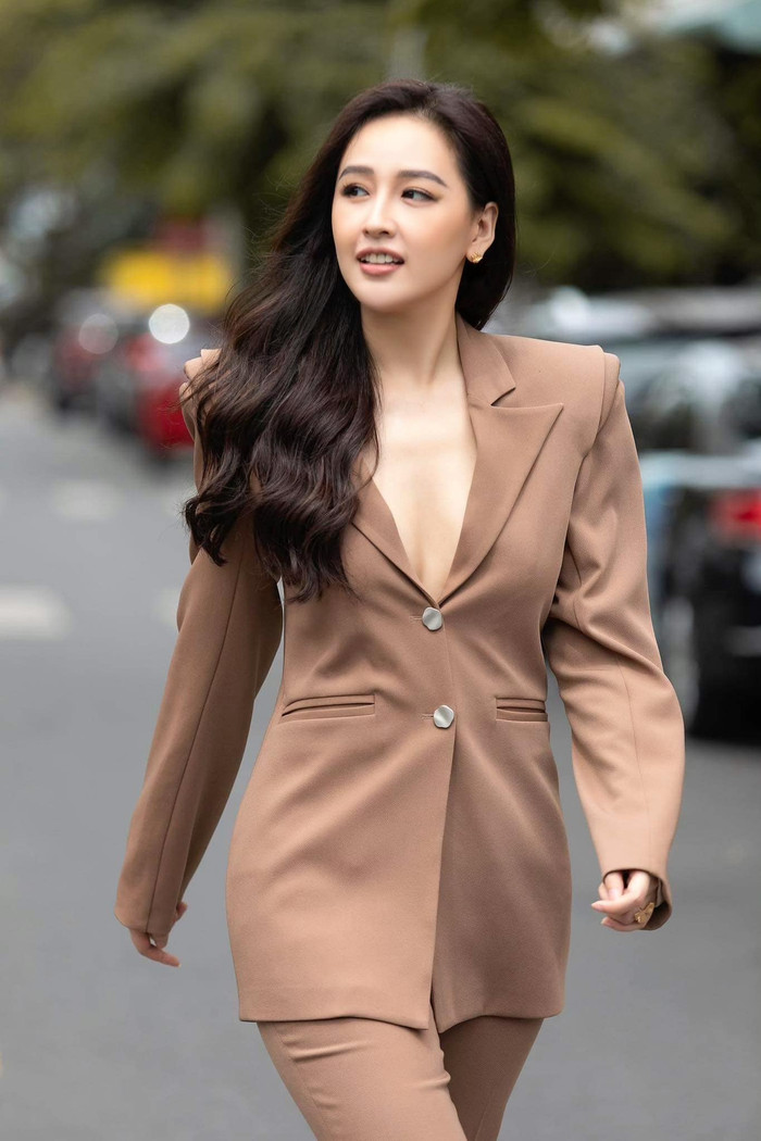 Bên cạnh những chiếc váy, Mai Phương Thuý cũng lựa chọn mốt không nội y với áo blazer cổ sâu đầy cá tính (Ảnh: FBNV).