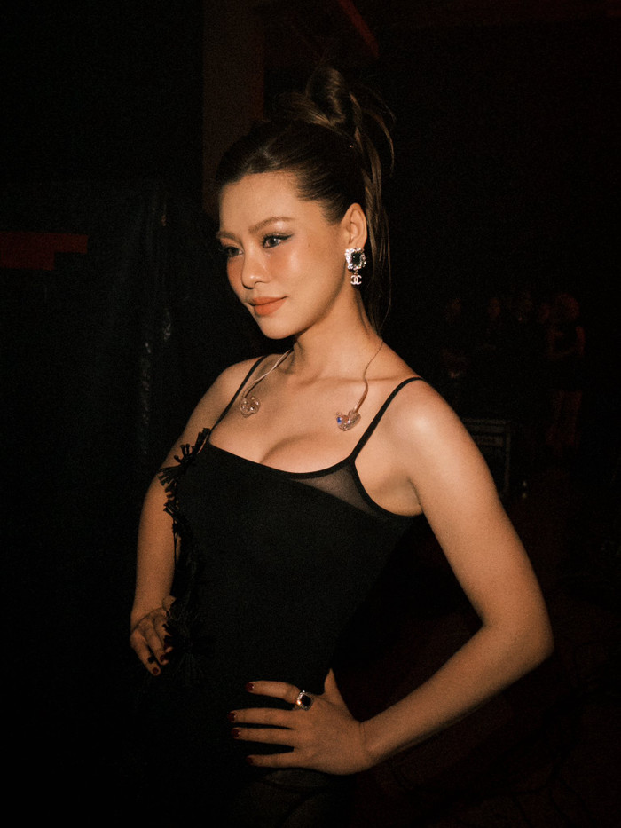 Nữ ca sĩ Việt đi hát phòng trà nhưng diện váy quá gợi cảm, khán giả 'mất tập trung quá chị ơi' Ảnh 3