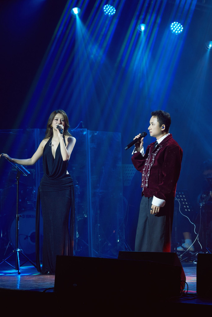 Nữ ca sĩ Việt đi hát phòng trà nhưng diện váy quá gợi cảm, khán giả 'mất tập trung quá chị ơi' Ảnh 4