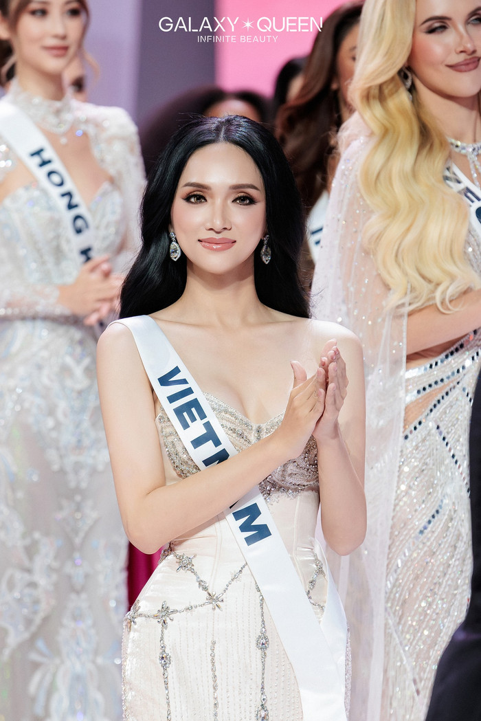 Mới đây, Hương Giang vừa được một khán giả chi ra hàng chục triệu đồng để bình chọn, giúp cô có cơ hội được intop trong đêm chung kết Miss Universe. (Ảnh Galaxy Queen)