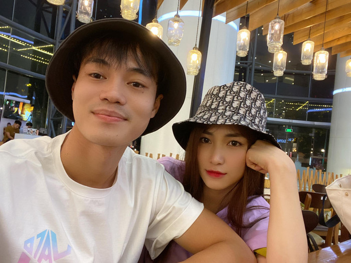 Hòa Minzy và Văn Toàn trước đây từng thoải mái mặc đồ đôi. Ảnh: FBNV