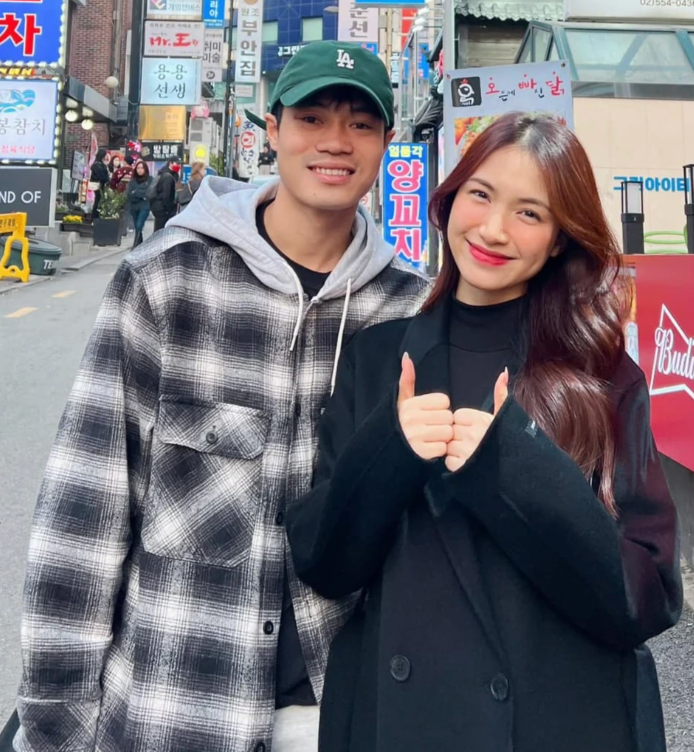 Hòa Minzy từng chủ động sang Hàn thăm Văn Toàn trong thời gian nam cầu thủ thi đấu ở xứ sở kim chi. Ảnh: FBNV