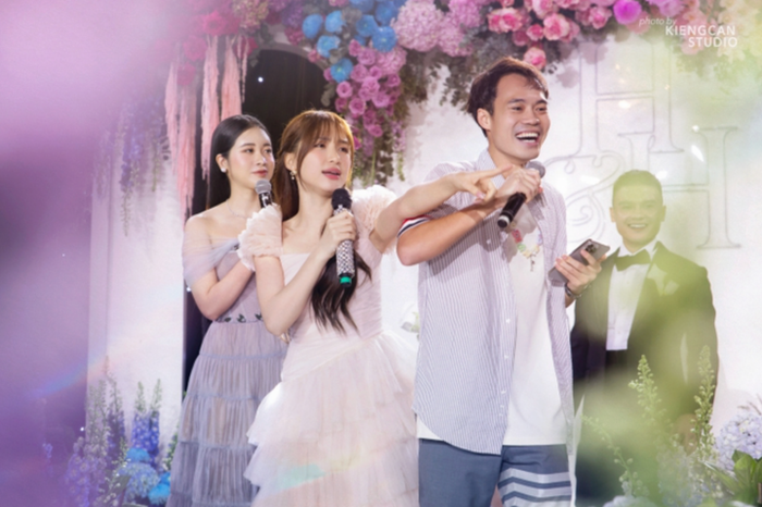Hòa Minzy và Văn Toàn thoải mái trêu đùa, tương tác trong một lần dự đám cưới Quang Hải. Ảnh: Kiengcan
