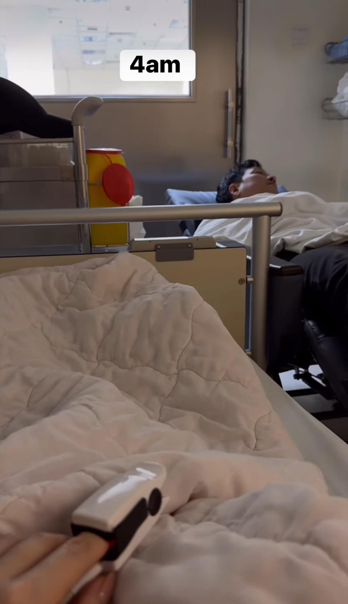 Cách đây ít ngày, vợ Trường Giang đăng tải hình ảnh nằm trong bệnh viện lên trang cá nhân. (Ảnh: FBNV)