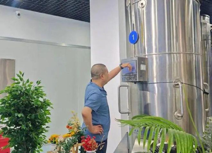 Ngày 2 tháng 9, Gui Junmin đứng trước bình nitơ lỏng chứa Zhan Wenlian. (Đài phát thanh giao thông Chiết Giang FM93).