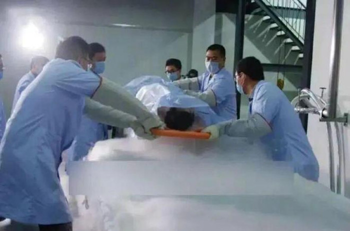 Zhan Wenlian bị đông lạnh và sau đó được đặt vào bình nitơ lỏng. (Đài phát thanh giao thông Chiết Giang FM93).