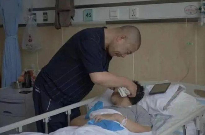 Gui Junmin chăm sóc Zhan Wenlian, người đang nằm viện. (Đài phát thanh giao thông Chiết Giang FM93).