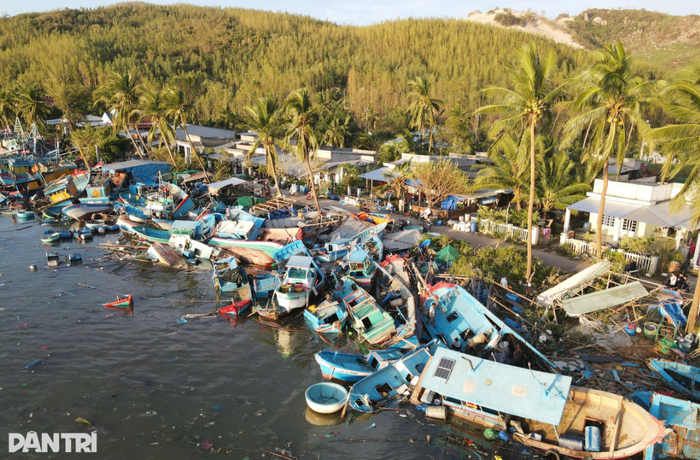Bờ biển Vũng Chao ở Đắk Lắk trở thành bãi đổ nát với hàng trăm ghe, tàu cá và thuyền bị sóng đánh dạt, chồng chất lên nhau. (Nguồn: Dân trí)