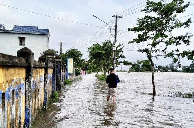 Đợt mưa bão vừa qua khiến nhiều nơi ở Điện Bàn Bắc ngập sâu, nước chảy xiết. Ảnh: Sức khoẻ & Đời sống