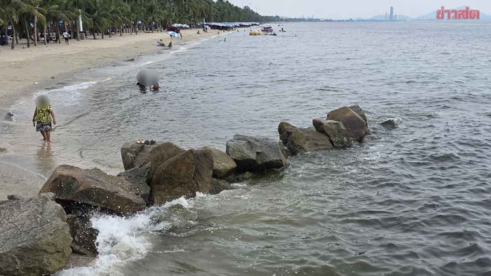 Nước tại bãi biển nổi tiếng bỗng chuyển sang màu đen, du khách và tiểu thương lo lắng Ảnh 1
