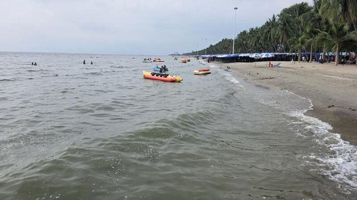 Nước tại bãi biển nổi tiếng bỗng chuyển sang màu đen, du khách và tiểu thương lo lắng Ảnh 4