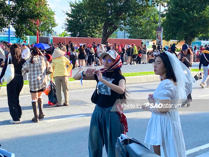 Một fan nữ diện váy trắng, đeo voan đi xem đêm nhạc của G-Dragon