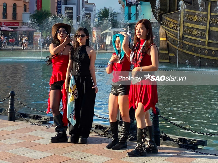 Nhóm fan nữ của G-Dragon 'lên đồ' sành điệu với tông màu đỏ, đen nổi bật