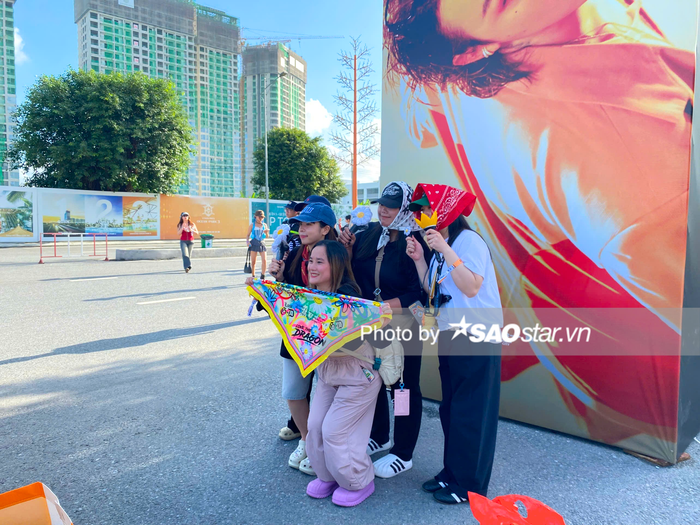 Nhiều người hâm mộ vui vẻ chụp hình tại địa điểm diễn ra đêm nhạc của G-Dragon