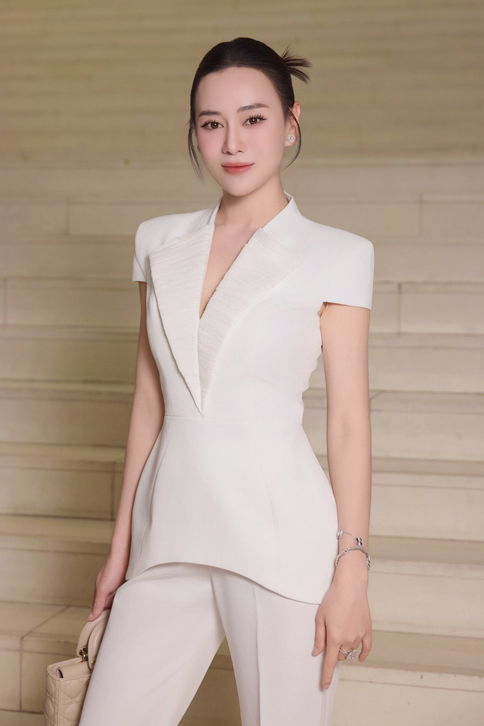 Phương Oanh lựa chọn AirPods 2. (Nguồn: FBNV)