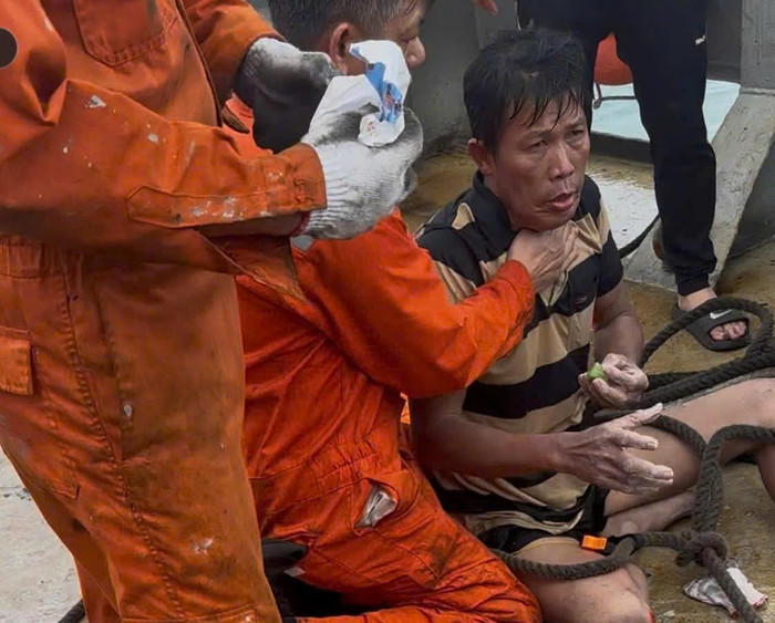 Ông Phan Duy Quang được cứu sau 2 ngày lênh đênh trên biển. Ảnh: báo Công an TP Đà Nẵng 