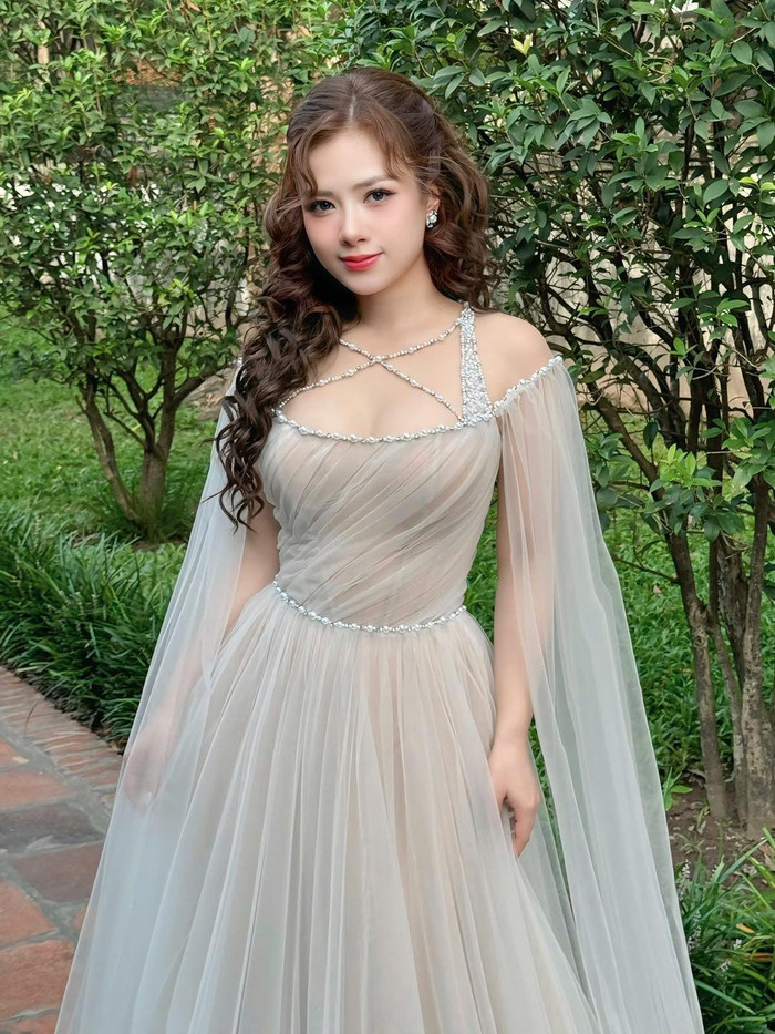 Nữ ca sĩ Việt diện váy gợi cảm, khoe trọn tấm lưng trần gây thương nhớ Ảnh 1