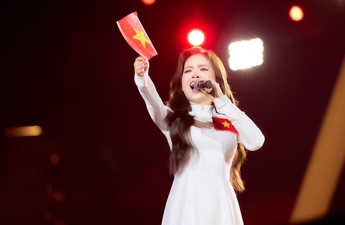 Nữ ca sĩ Việt diện váy gợi cảm, khoe trọn tấm lưng trần gây thương nhớ Ảnh 4