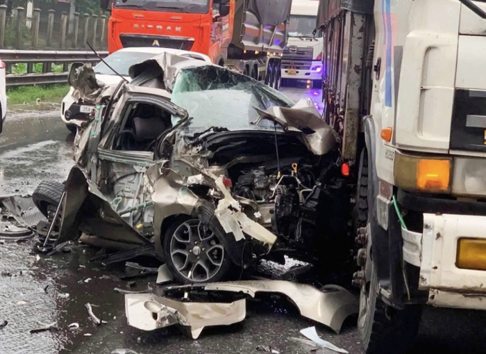 Xe ô tô bị vò nát, hư hỏng nặng. (Nguồn: VietNamNet)