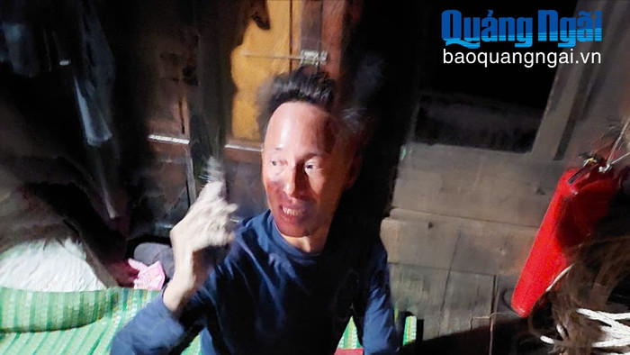 Ông Dương Quang Cường gọi điện thoại cho người thân. Ảnh: báo Quảng Ngãi