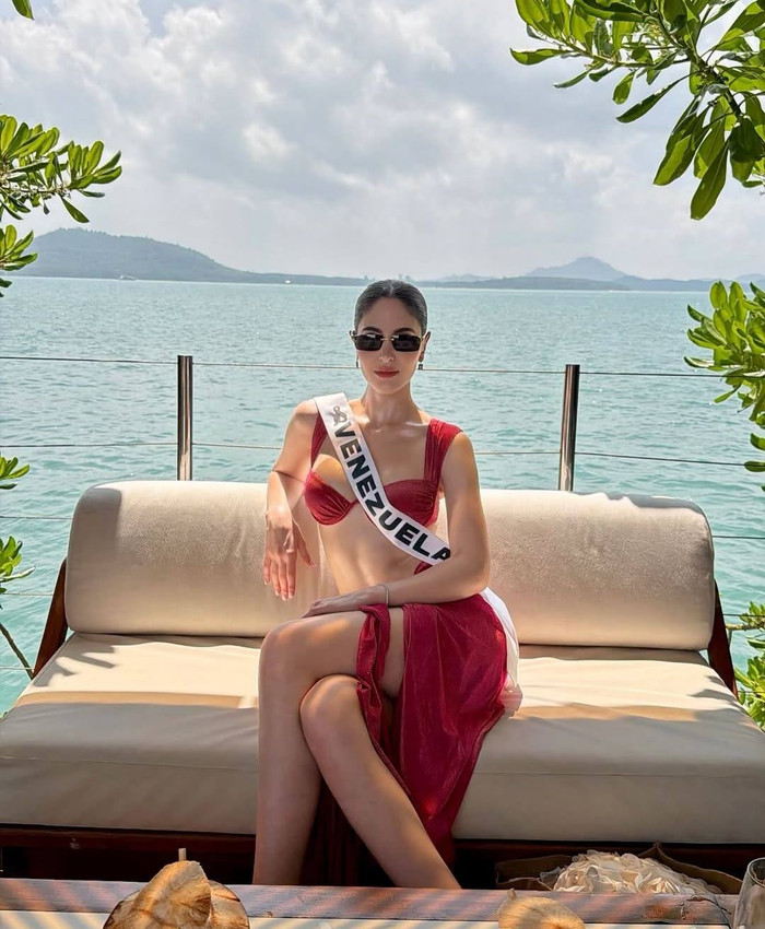 Đối thủ của Hương Giang ăn vận gợi cảm. Ảnh: IGNV