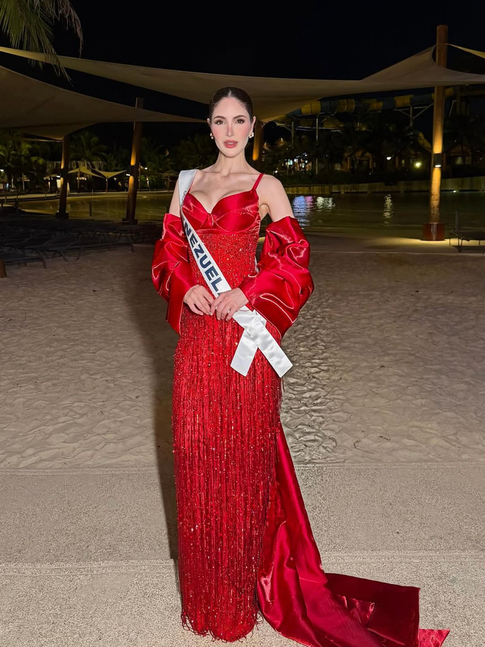 Stephany Abasali ưa chuộng trang phục sắc đẹp. Ảnh: IGNV