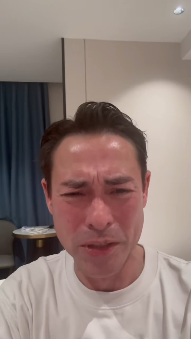 Nam diễn viên đăng clip, giọng run rẩy chia sẻ về tình trạng nguy kịch của vợ. (Ảnh từ HK01)