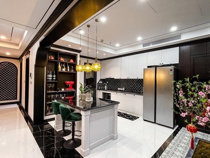 Chiếc tủ lạnh nổi bật trong căn bếp của Phương Oanh.