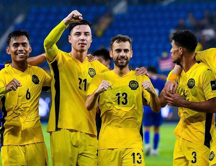 Cầu thủ Hector Hevel (số 13) đã được cho lộ giấy khai sinh và không có liên quan gì đến Malaysia. Ảnh: FAM