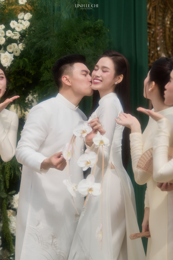 Khoảnh khắc tinh nghịch của vợ chồng Đỗ Thị Hà trong lễ ăn hỏi. Ảnh: Linh Lê Chí