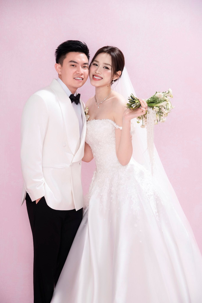 Ảnh cưới ngọt ngào của Đỗ Thị Hà. Ảnh: FBNV