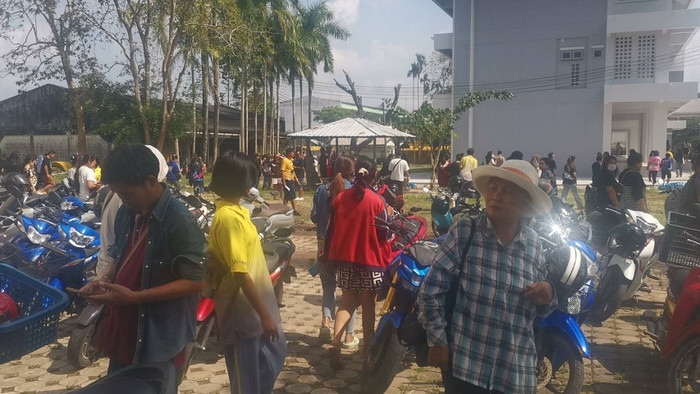 Hàng chục phụ huynh đến trường học làm loạn, đòi đuổi hiệu trưởng vì ăn chặn tiền học sinh Ảnh 2