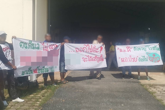 Hàng chục phụ huynh đến trường học làm loạn, đòi đuổi hiệu trưởng vì ăn chặn tiền học sinh Ảnh 3