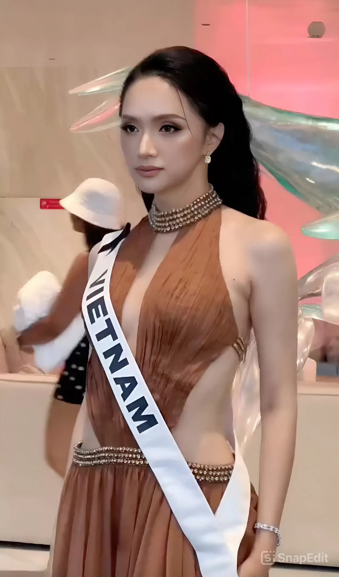 Hương Giang diện đầm khoét sâu đầy gợi cảm tại bữa tối Miss Universe 2025 (Ảnh: Chụp màn hình).
