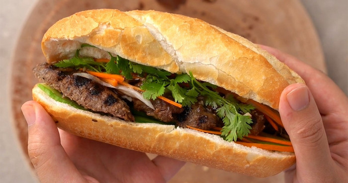 Bánh mì là món ăn tiện lợi, được nhiều người ưa thích. (Ảnh minh họa từ Internet)