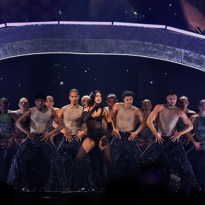 Nữ ca sĩ diện đồ ren xuyên thấu khoe cơ thể phồn thực, khán giả khen 'hở nhưng không phản cảm' Ảnh 3