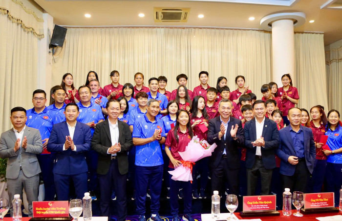 Lãnh đạo LĐBĐVN động viên tinh thần các đội tuyển trước khi lên đường dự SEA Games 33. Ảnh: VFF