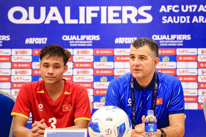 HLV Cristiano Roland tự hào sau chiến thắng 4-0 của U17 Việt Nam. Ảnh: VFF