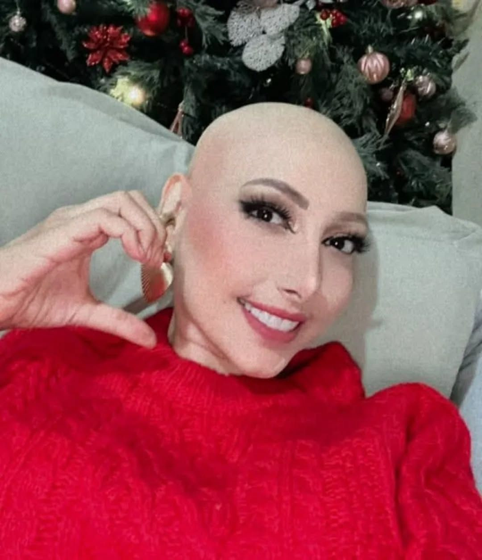 Căn bệnh ung thư tái phát đã khiến Hoa hậu nổi tiếng showbiz Raquel Escalante phải nhập viện điều trị liên tục.