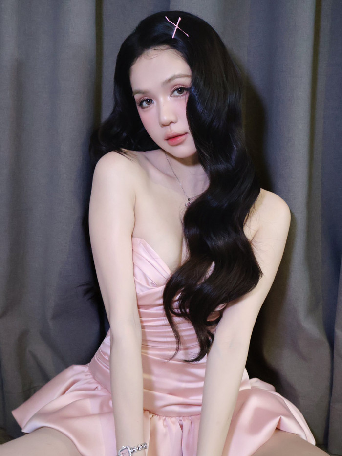 Ngọc Trinh với lối makeup tông hồng nhẹ nhàng giúp gương mặt cô trông mềm mại hơn (Ảnh: FBNV).