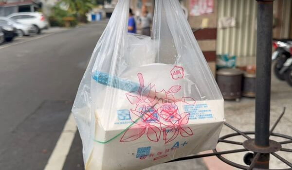 Người đàn ông có hành động kỳ lạ trước cửa một hộ dân, chủ nhà bàng hoàng khi kiểm tra camera Ảnh 2