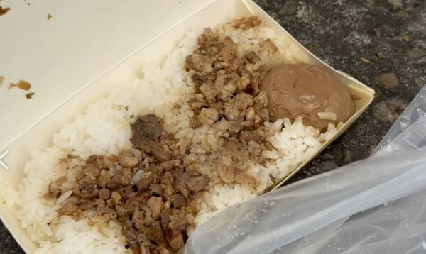 Người đàn ông có hành động kỳ lạ trước cửa một hộ dân, chủ nhà bàng hoàng khi kiểm tra camera Ảnh 3